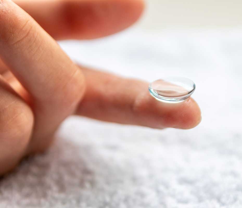 Frau setzt Kontaktlinse ein.