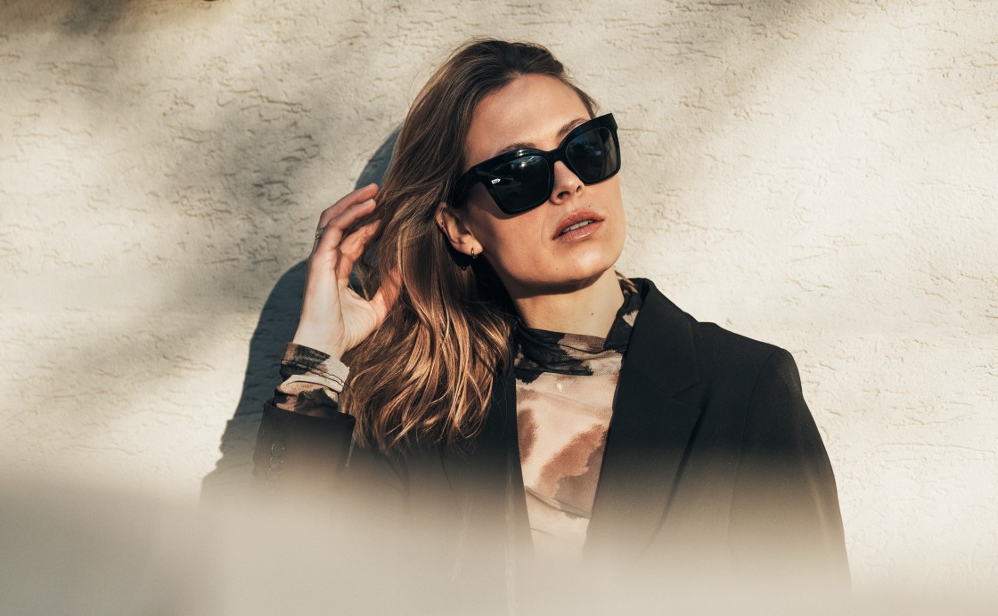 gloryfy: Frau mit Sonnenbrille