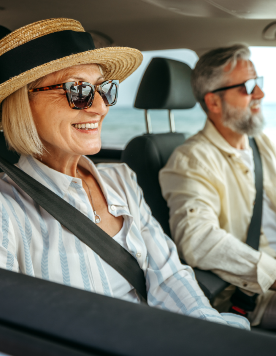 Älteres Paar im Auto.