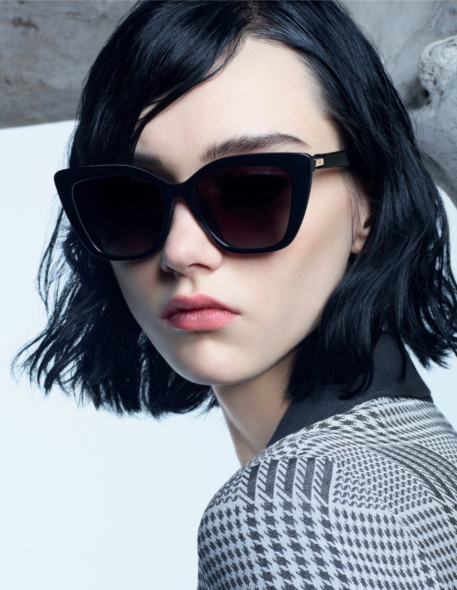 Emporio Armani: Frau mit Sonnenbrille